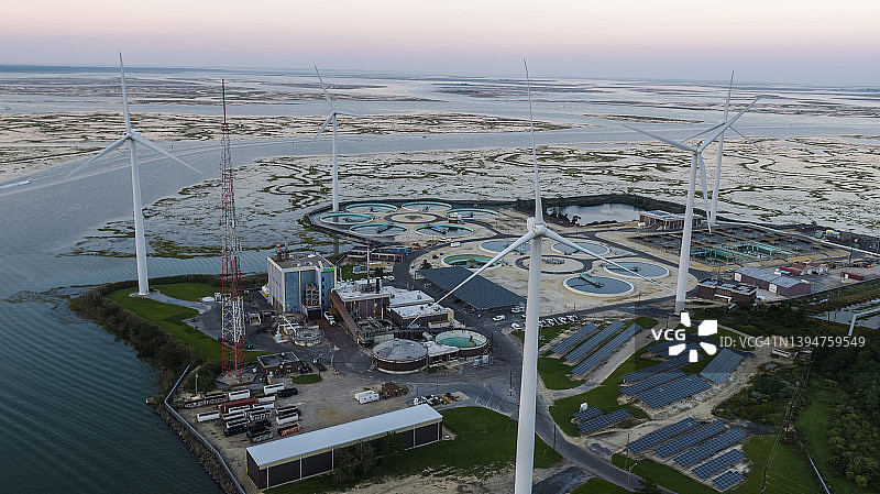 可持续能源用于环境保护：美国新泽西州大西洋城附近由风力涡轮机和太阳能电池板供电的废水处理厂图片素材