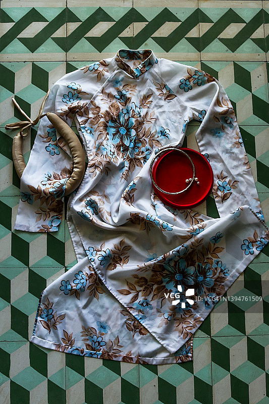 在越南制作传统奥黛长裙图片素材