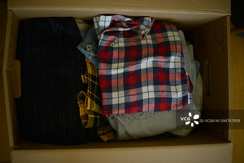 折叠在纸板箱中的衣服图片素材