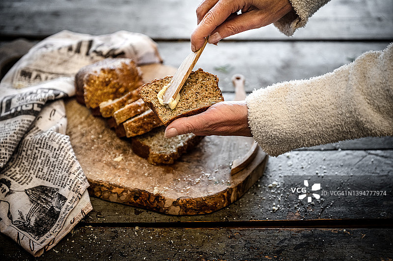 自制多谷物面包图片素材