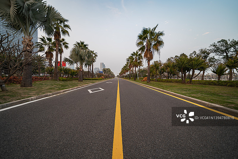 蓝天下干净的沥青路图片素材