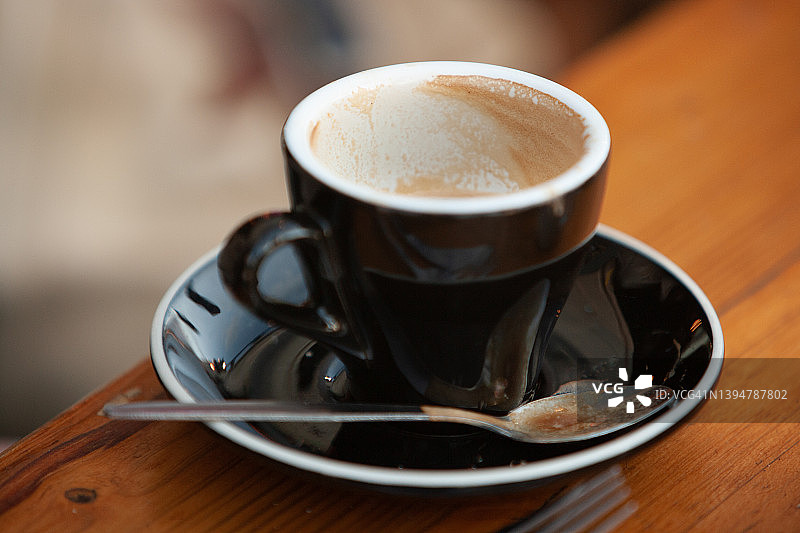 刚喝完的卡布奇诺咖啡杯特写图片素材