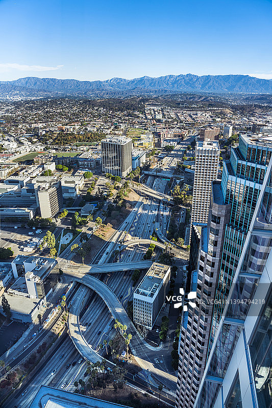 110号公路和洛杉矶市中心的高角度视图图片素材
