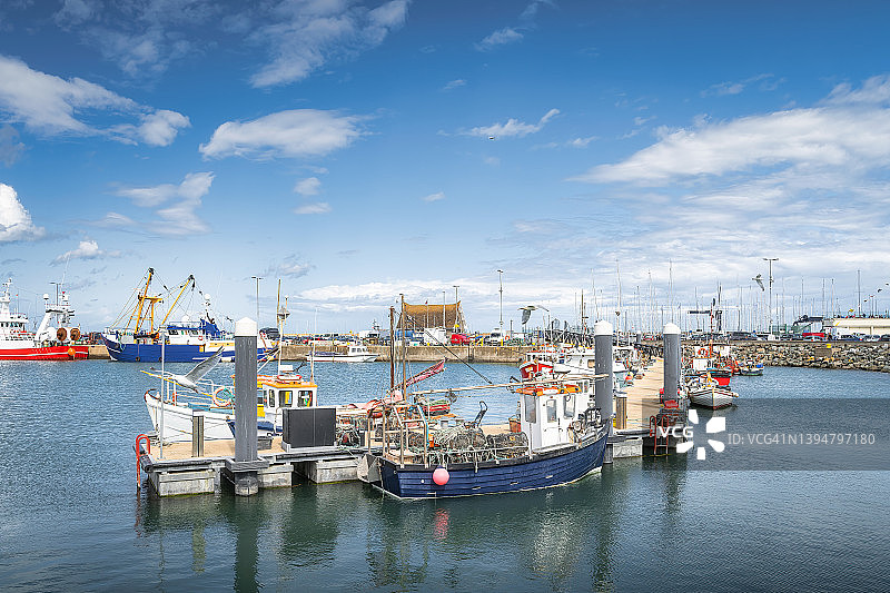 停靠在爱尔兰都柏林豪斯港的小渔船图片素材