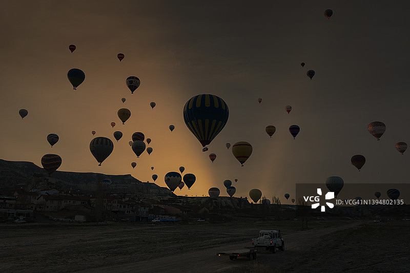 在土耳其中部安纳托利亚内夫谢希尔卡帕多奇亚乘坐热气球图片素材