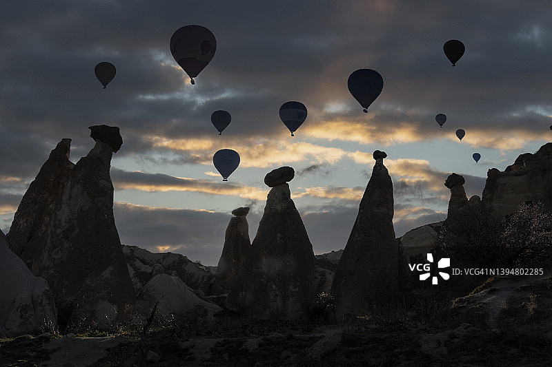 在土耳其中部安纳托利亚内夫谢希尔卡帕多奇亚乘坐热气球图片素材