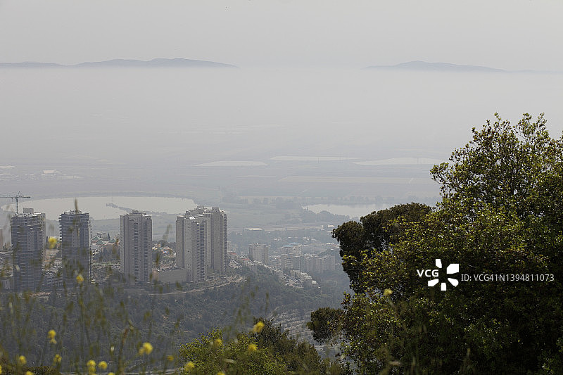 海法内维沙南区及雾霾笼罩下的海法湾和基雄湾图片素材