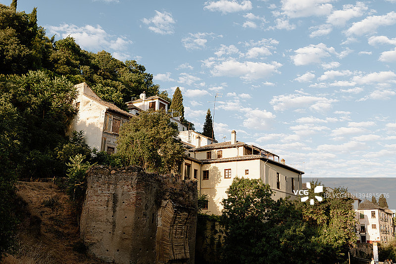 格拉纳达达罗河一侧的房屋，在阿尔拜辛的阿尔罕布拉宫下图片素材