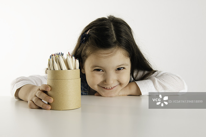 拿着彩色铅笔的女孩图片素材