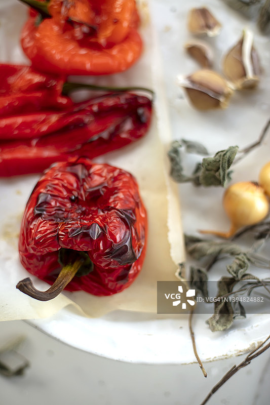 烧焦的甜椒、洋葱和干燥鼠尾草静物图片素材