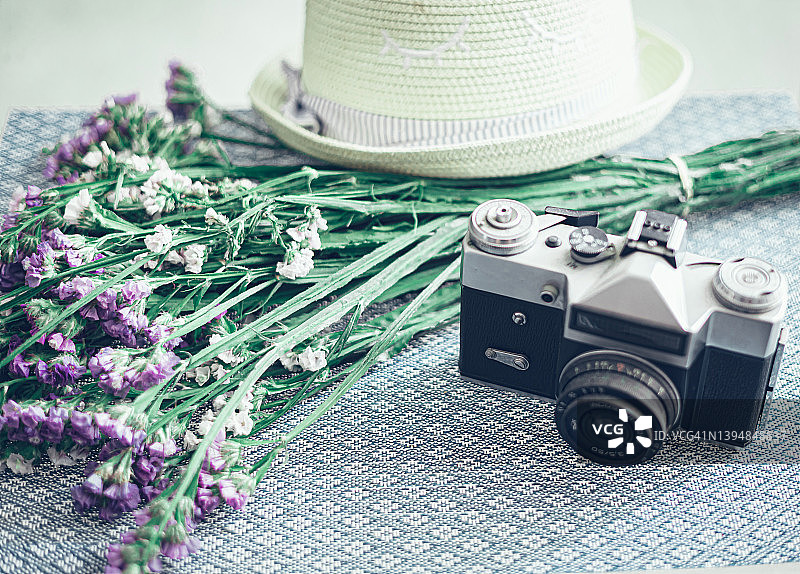 夏日氛围：野花、草帽和老式相机图片素材