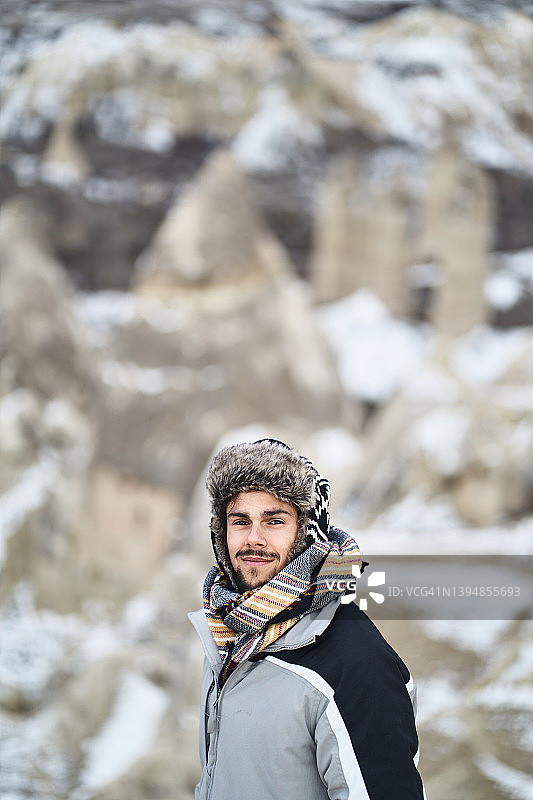 雪山附近的快乐男人图片素材