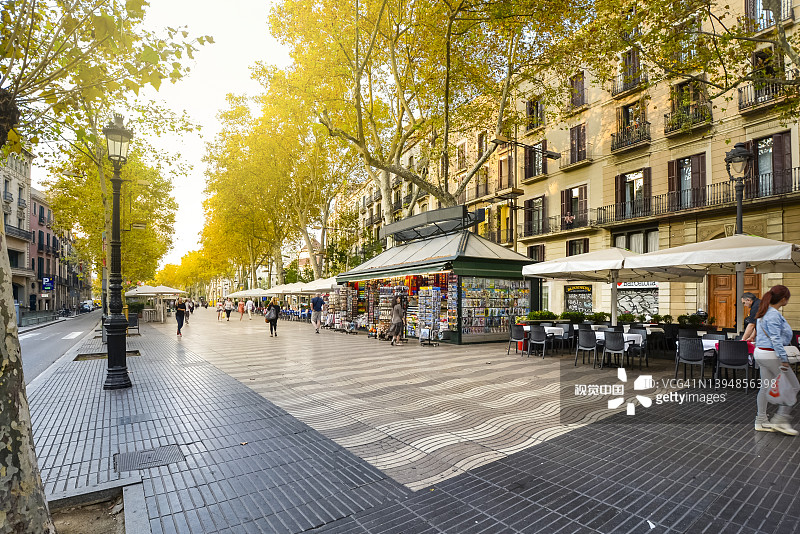 清晨漫步巴塞罗那兰布拉大街图片素材