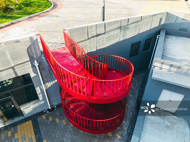 红色螺旋楼梯图片素材