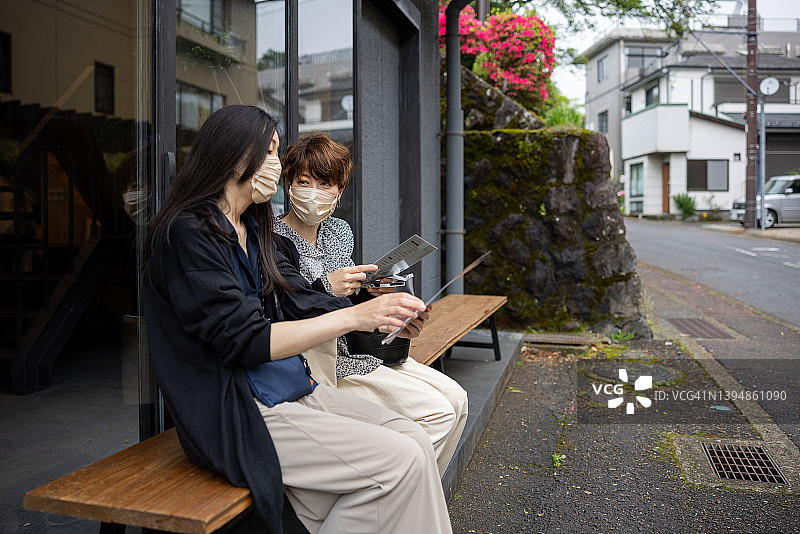 女人们坐在长椅上聊天图片素材