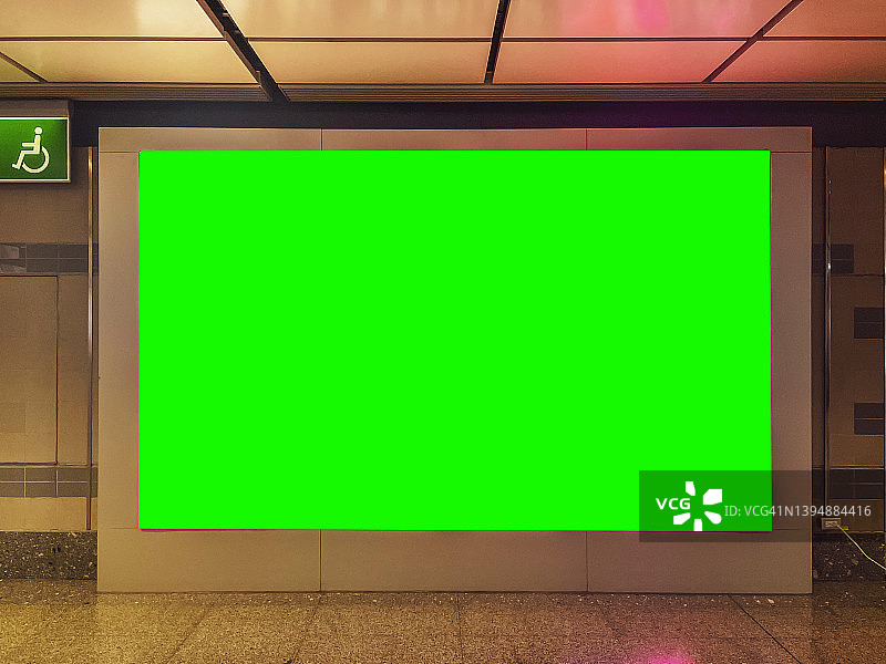 市中心地铁站环境中大到中型地铁绿幕色键营销广告牌，面向乘坐公共交通工具的消费者、零售购物者、通勤者和游客进行广告宣传图片素材