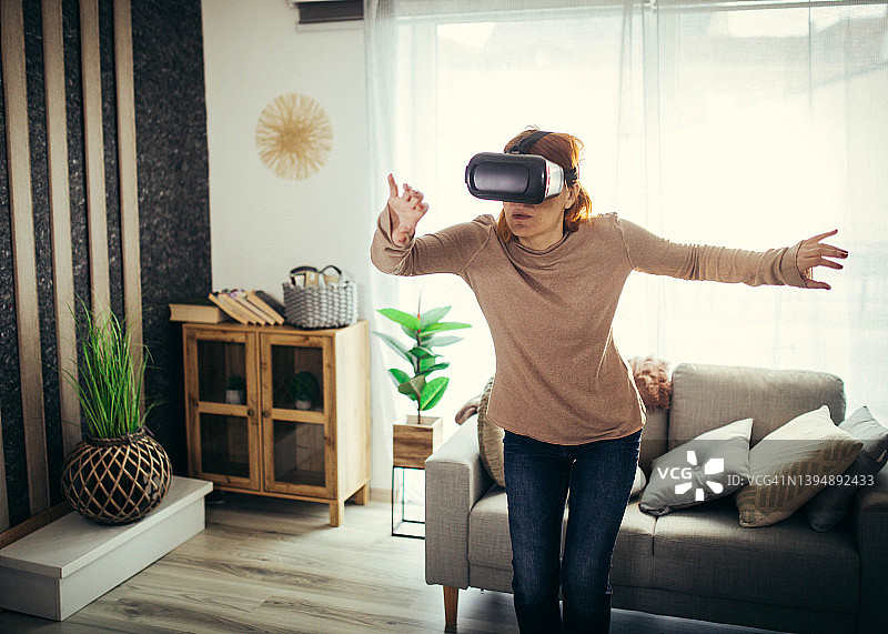 中年人在家玩VR眼镜图片素材