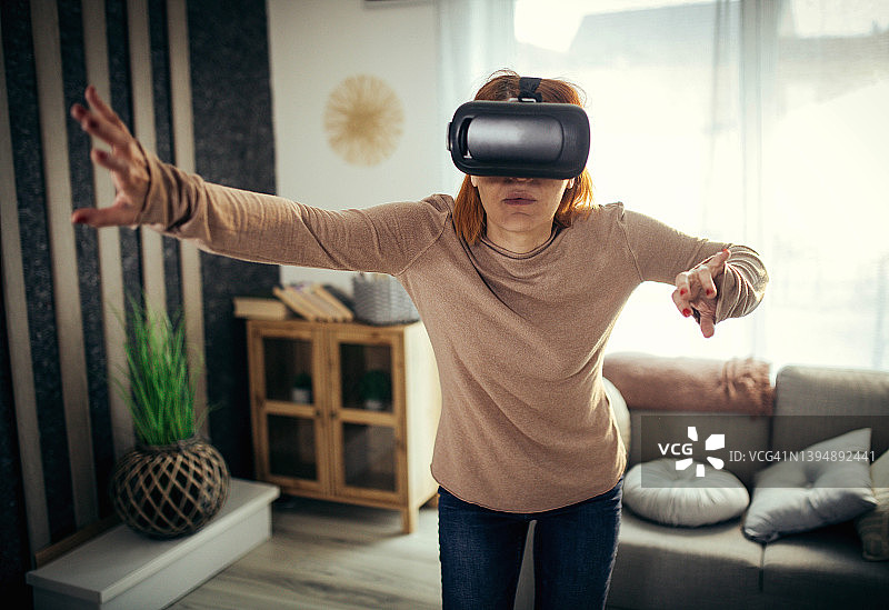 中年人在家玩VR眼镜图片素材