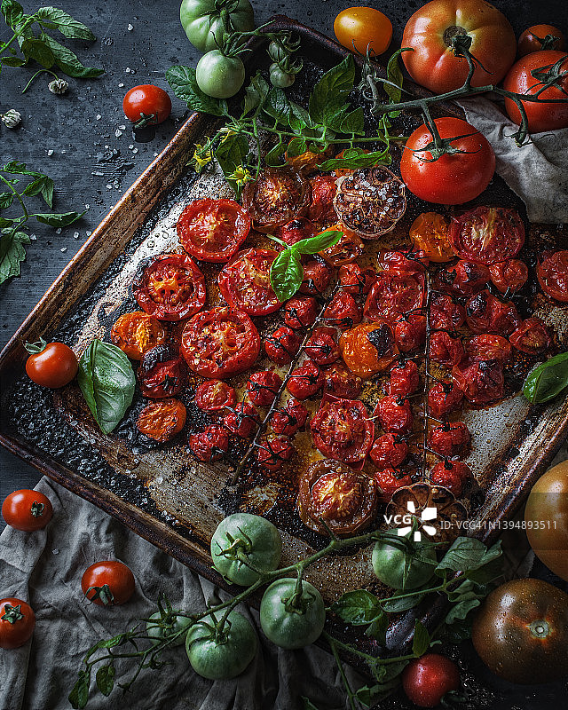 烤箱烤番茄配大蒜和香料图片素材