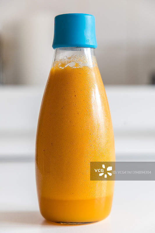 橙汁和胡萝卜汁瓶图片素材