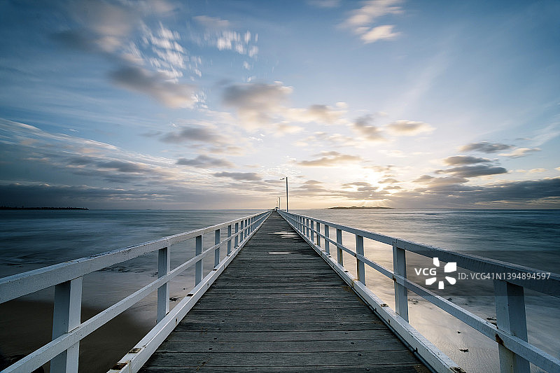 古老码头和海景上美丽的日出图片素材