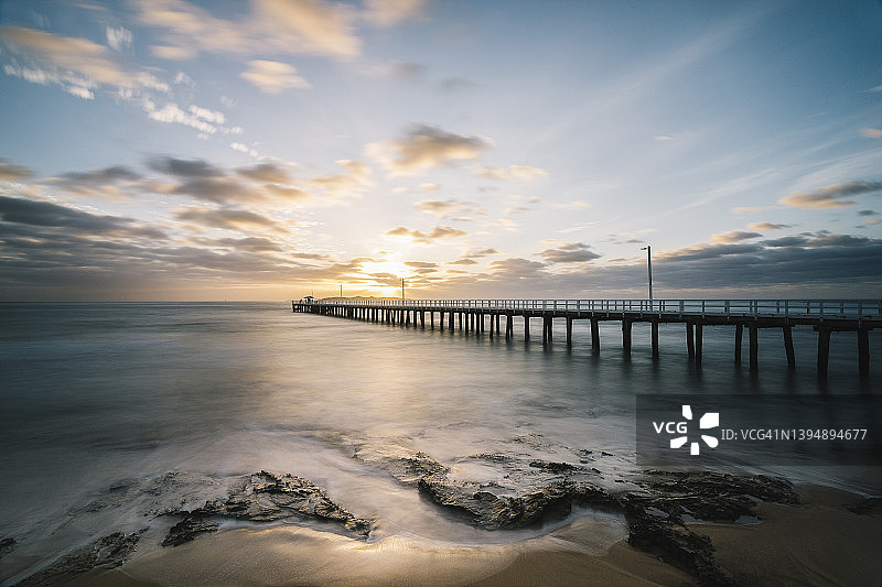 澳大利亚维多利亚州朗斯代尔角码头的壮丽日出图片素材