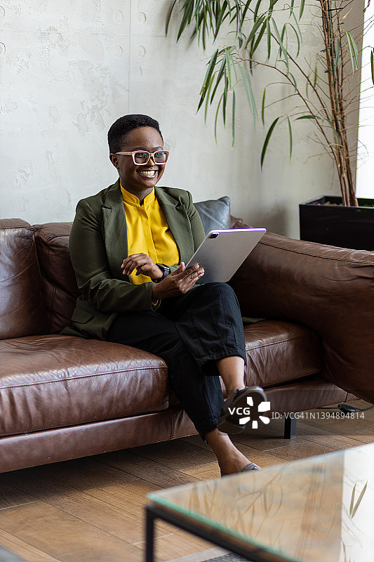 使用平板电脑的年轻黑人现代女商人图片素材