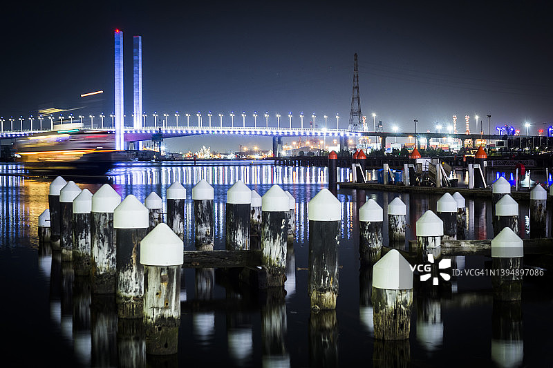 墨尔本码头区博尔特大桥和码头遗址之间的夜间渡轮图片素材