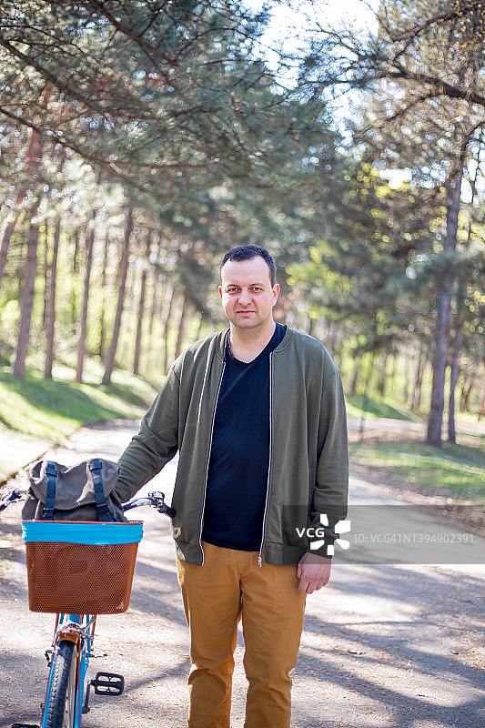 快乐的时尚年轻商人骑自行车上班图片素材