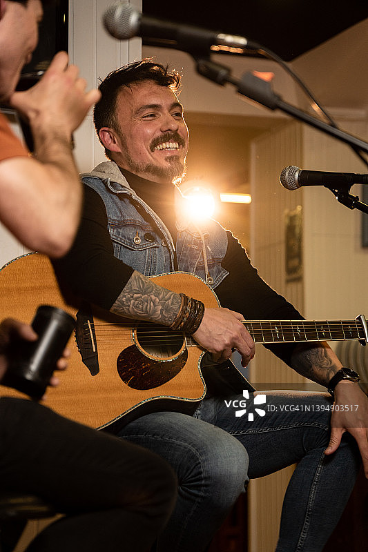 一对音乐家在酒吧演唱会上演奏图片素材