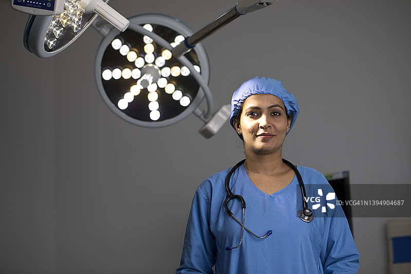 医院手术室女外科医生的肖像图片素材
