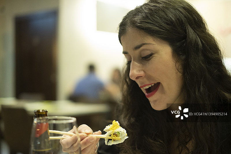 准备享用寿司卷的女人图片素材