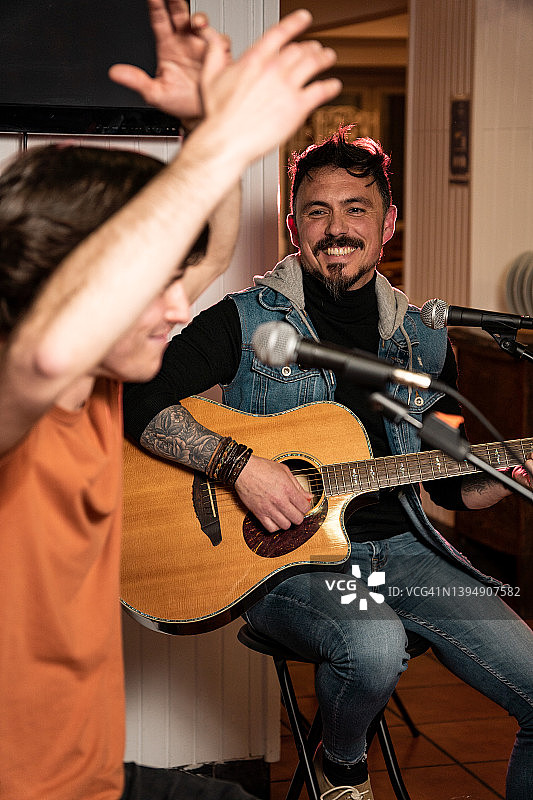 一对音乐家在酒吧演唱演奏乐器图片素材