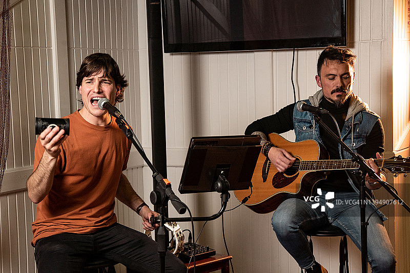 一对音乐家在酒吧演唱演奏乐器图片素材