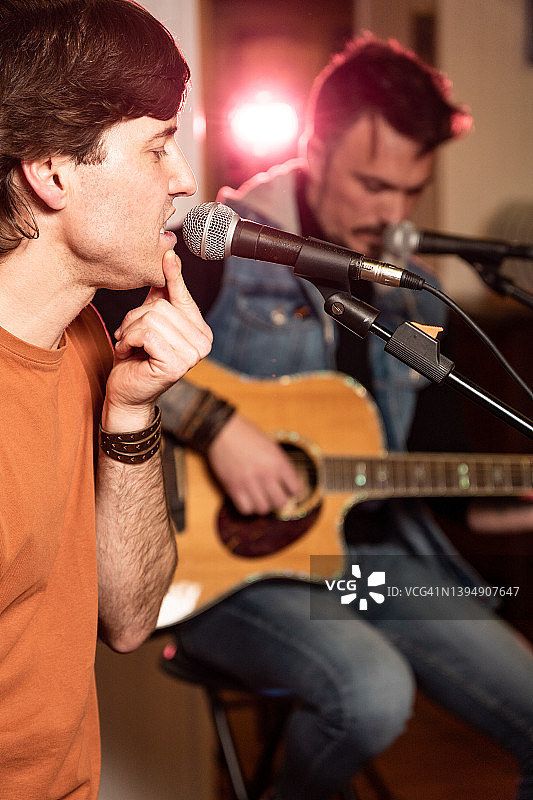 一对音乐家在酒吧演唱演奏乐器图片素材