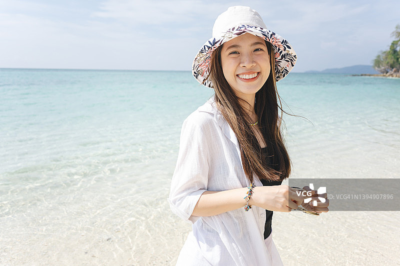 在泰国甲米玛雅湾的亚洲游客的旅游探险之旅图片素材