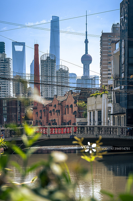 中国上海城市天际线和外滩图片素材