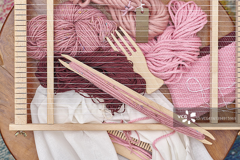 织布机、毛线球和纱线图片素材