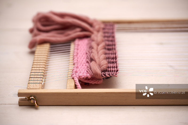 织布机、毛线球和纱线图片素材