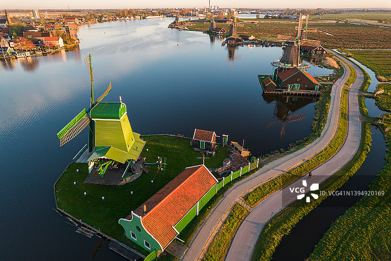 日出时分的荷兰赞斯堡古老风车村鸟瞰图片素材