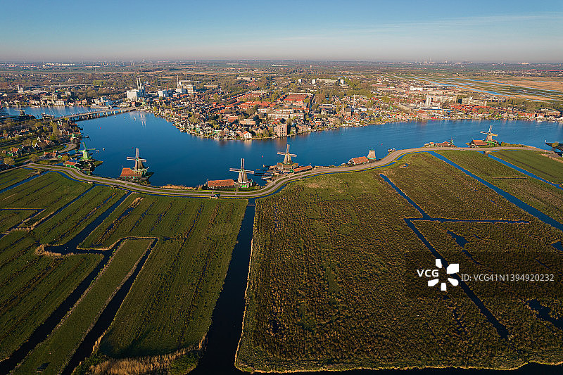 日出时分的荷兰赞斯堡古老风车村鸟瞰图片素材