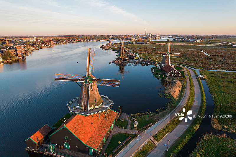 日出时分的荷兰赞斯堡古老风车村鸟瞰图片素材