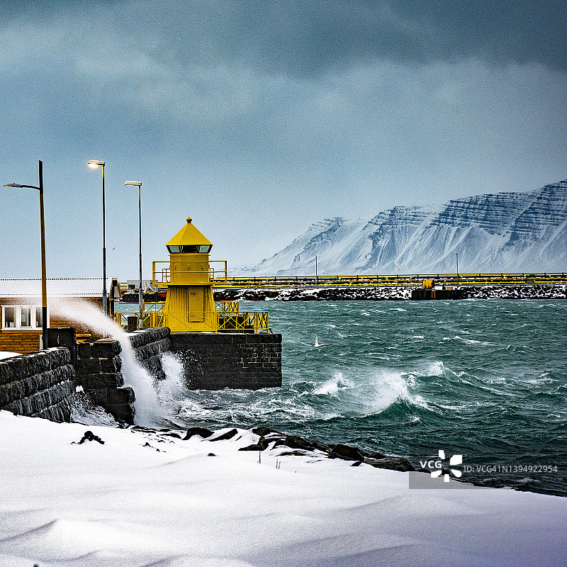 风暴期间的雷克雅未克港口和灯塔图片素材