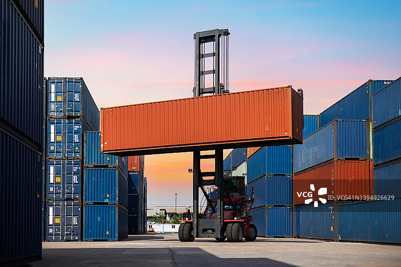 起重机装卸集装箱图片素材