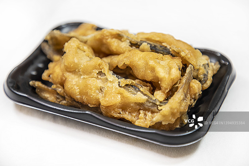 一次性托盘中的炸旗鱼图片素材