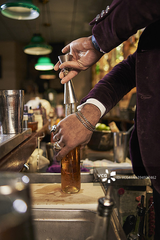 拿着量酒器的无脸调酒师图片素材