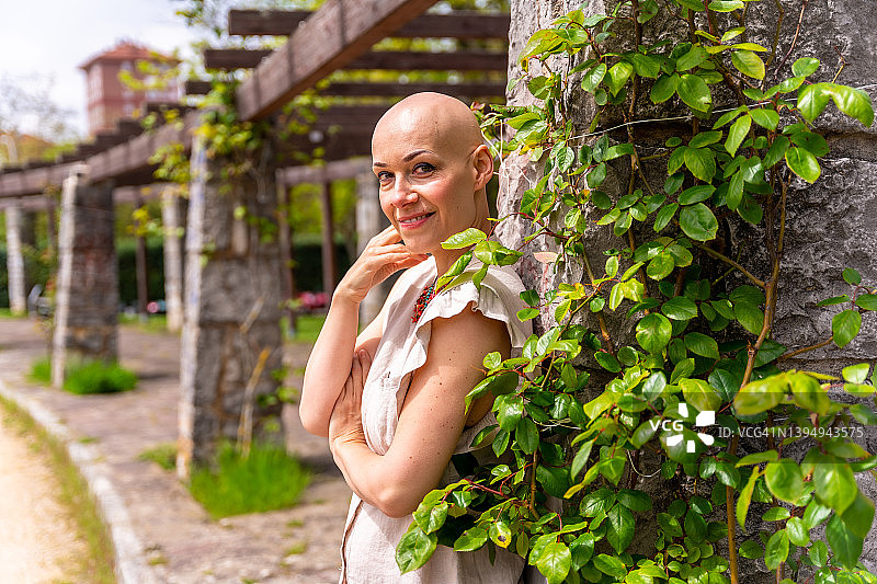经历乳腺癌后在春天公园里享受生活的白人女性画像图片素材