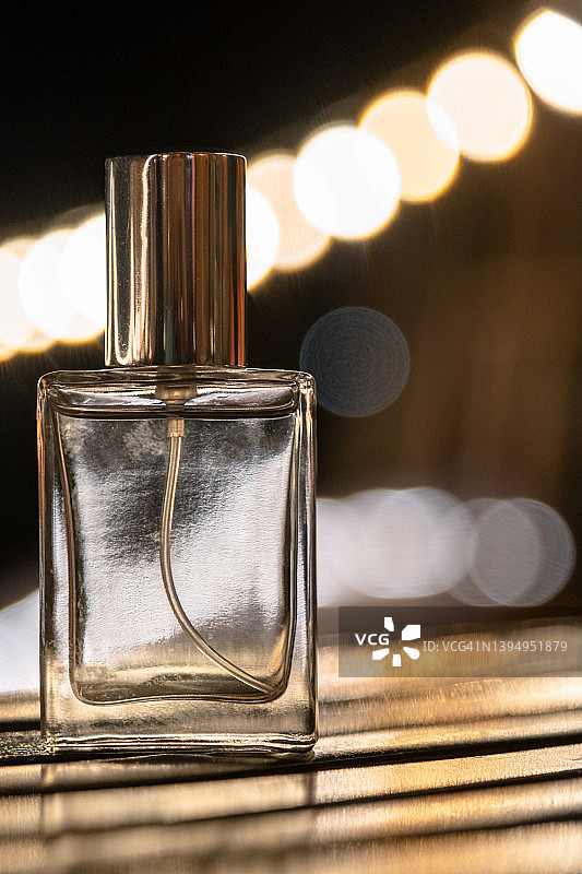 背景虚化的香水瓶图片素材