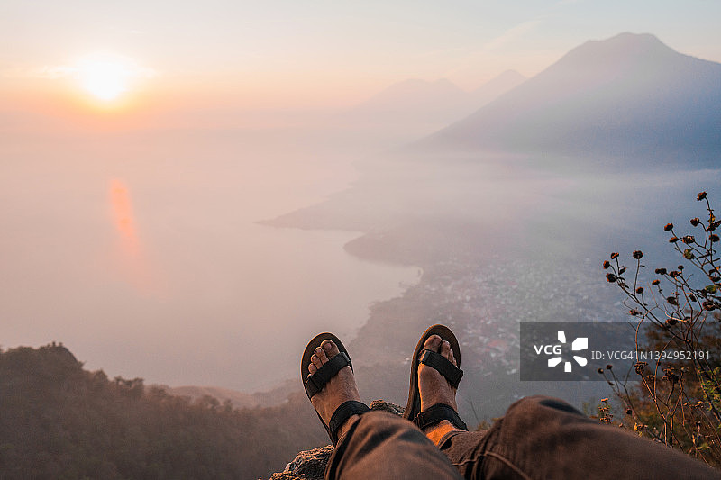 危地马拉阿蒂特兰湖背景下的山顶男子个人视角图片素材