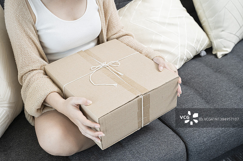 亚洲女性在家接收邮件图片素材